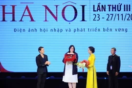 Ban giám khảo trao giải nữ chính xuất sắc nhất cho diễn viên người Nga trong phim "Hai người phụ nữ," tại Liên hoan Phim Quốc tế Hà Nội lần thứ III. (Ảnh: Minh Đức/TTXVN)