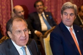 Ngoại trưởng Nga Sergei Lavrov (trái) và người đồng nhiệm Mỹ John Kerry tại cuộc họp ở Lausanne ngày 15/10. (Ảnh: AFP/TTXVN)