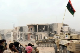Xe tăng của lực lượng ủng hộ Chính phủ Libya tham gia chiến dịch giải phóng Sirte ngày 21/11 vừa qua. (Ảnh: THX/TTXVN)