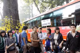 Chuyến xe miễn phí đưa sinh viên về quê ăn Tết. (Ảnh: TTXVN)