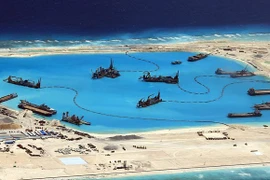 Tàu nạo vét, bồi lấp trái phép của Trung Quốc ở Đá Chữ Thập thuộc quần đảo Trường Sa của Việt Nam. (Nguồn: EPA)