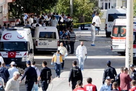 Hiện trường một vụ nổ ở Gaziantep ngày 16/10, khiến 3 cảnh sát thiệt mạng. (Ảnh: AFP/TTXVN)