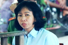 Bị cáo Ngọc đứng trước vành móng ngựa chờ nghe tuyên án. (Ảnh: Thanh Tân/TTXVN)