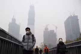 Khói mù bao phủ thủ đô Bắc Kinh, Trung Quốc ngày 18/11 vừa qua. (Ảnh: AFP/TTXVN)