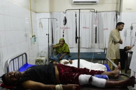 Điều trị cho người bị thương trong vụ đánh bom ở Iraq. (Ảnh: AFP/TTXVN)