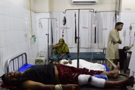 Điều trị cho người bị thương trong vụ đánh bom ở Iraq. (Ảnh: AFP/TTXVN)