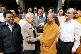Tổng Bí thư Nguyễn Phú Trọng và Thượng tọa Thích Đức Thiện, Tổng Thư ký Hội đồng trị sự Giáo hội Phật giáo Việt Nam, trụ trì chùa Phật Tích. (Ảnh: Trí Dũng/TTXVN)