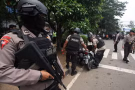 Cảnh sát Indonesia điều tra tại hiện trường một vụ tấn công. (Ảnh: AFP/TTXVN)