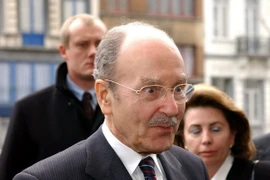 Cựu Tổng thống Hy Lạp Costis Stephanopoulos (trước) tại thủ đô Brussels, Bỉ ngày 2/2/2005. (Ảnh: AFP/TTXVN)