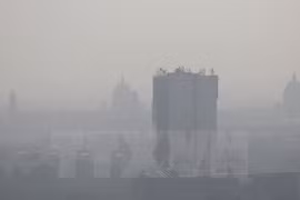 Khói mù ô nhiễm bao phủ bầu trời New Delhi, Ấn Độ ngày 28/10 vừa qua. (Ảnh: AP/TTXVN)