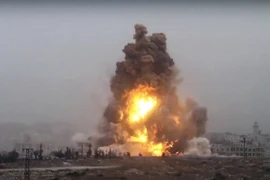 Khói bốc lên tại khu vực giao tranh giữa quân đội Chính phủ và lực lượng nổi dậy ở tây nam Aleppo ngày 28/10. (Nguồn: AP/Thiqa News Agency/TTXVN)