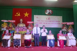 Trao bằng công nhận danh hiệu vinh dự Nhà nước “Bà mẹ Việt Nam Anh hùng” cho các Mẹ. (Ảnh: Phúc Sơn/TTXVN)