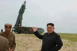 Nhà lãnh đạo Triều Tiên Kim Jong-un thị sát một vụ phóng thử tên lửa tầm trung Musudan tại thành phố Wonsan ở bờ biển phía đông Triều Tiên. (Ảnh: Yonhap/TTXVN)