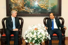 Thủ tướng Nguyễn Xuân Phúc và Giám đốc quốc gia Ngân hàng Phát triển châu Á Eric Sidgwick. (Ảnh: Thống Nhất/TTXVN)