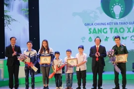 Thứ trưởng Bộ Tài nguyên và Môi trường Võ Tuấn Nhân (thứ hai từ phải sang) và ông Nguyễn Long Hải, Bí thư Trung ương Đoàn, Chủ tịch Hội đồng Đội Trung ương trao giải nhất cho các nhóm tác giả. (Ảnh: Trọng Đạt/TTXVN)