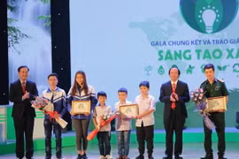 Thứ trưởng Bộ Tài nguyên và Môi trường Võ Tuấn Nhân (thứ hai từ phải sang) và ông Nguyễn Long Hải, Bí thư Trung ương Đoàn, Chủ tịch Hội đồng Đội Trung ương trao giải nhất cho các nhóm tác giả. (Ảnh: Trọng Đạt/TTXVN)