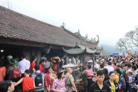 Đông đảo du khách thập phương về dự khai hội Yên Tử. (Ảnh: Minh Đức/TTXVN)