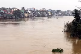 Phố cổ Bao Vinh và nhiều vùng ở hạ du sông Hương thuộc vùng trũng thị xã Hương Trà ngập nước - ảnh chụp 11 giờ ngày 4/12. (Ảnh: Quốc Việt/TTXVN)
