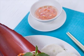 Cách trang trí món nộm hoa chuối bắt mắt để đãi khách. (Nguồn: Đẹp/Vietnam+) 