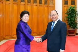 Thủ tướng Nguyễn Xuân Phúc tiếp bà Souvanpheng Boupphanouvong, Bộ trưởng Văn phòng Thủ tướng Lào đang thăm và làm việc tại Việt Nam. (Ảnh: Thống Nhất/TTXVN)
