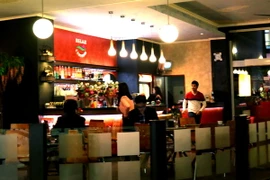Các quán rượu nhỏ bước vào thời kỳ đen tối. (Ảnh: Trần Quang Vinh/Vietnam+)