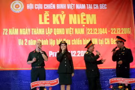 Tiết mục tốp ca bài Vì nhân dân quên mình. (Ảnh: Trần Quang Vinh/Vietnam+)