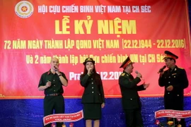 Tiết mục tốp ca bài Vì nhân dân quên mình. (Ảnh: Trần Quang Vinh/Vietnam+)