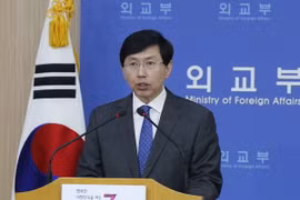 Phát ngôn viên Bộ Ngoại giao Hàn Quốc Cho June-hyuck phát biểu trong cuộc họp báo tại Seoul, Hàn Quốc. (Ảnh: EPA/TTXVN)