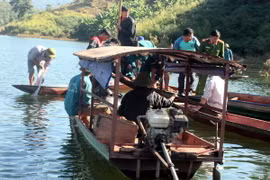 Các lực lượng cứu hộ cứu nạn, chức năng địa phương đang khẩn trương tìm kiếm nạn nhân mất tích. (Ảnh: Nguyễn Công Hải/TTXVN)