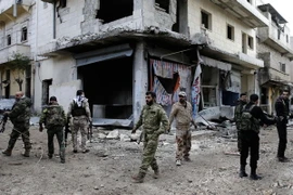 Binh sỹ Syria tuần tra tại thị trấn al-Bab ngày 3/12 vừa qua. (Ảnh: AP/TTXVN)
