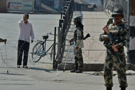 Các binh sỹ Ấn Độ tăng cường an ninh sau lệnh giới nghiêm tại Lal Chowk, Srinagar, thủ phủ của khu vực Kashmir do Ấn Độ kiểm soát ngày 19/9 vừa qua. (Ảnh: AFP/TTXVN)