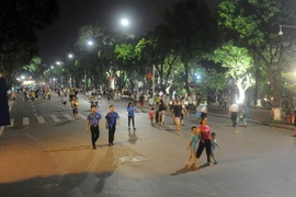 Đông đảo nhân dân hưởng ứng không gian đi bộ quanh khu vực hồ Gươm trong ngày đầu tiên. (Ảnh: TTXVN)