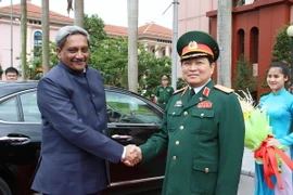 Bộ trưởng Quốc phòng Việt Nam, Đại tướng Ngô Xuân Lịch đón Bộ trưởng Quốc phòng Ấn Độ Manohar Parrika tại Hà Nôi hồi tháng Sáu vừa qua. (Ảnh: Trọng Đức/TTXVN)
