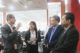 Cán bộ New Straits Times giới thiệu với Đoàn Tạp chí Cộng sản về tổ chức, hoạt động của báo. (Ảnh: Lê Hòa/Vietnam+)