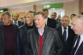 Đặc phái viên Tổng thống Nga Vladimir Putin về những vấn đề hoạt động bảo vệ thiên nhiên, sinh thái và vận tải Sergei Ivanov - đứng giữa. (Ảnh: Kyodo/TTXVN)