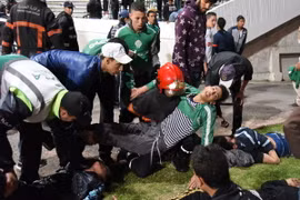 Lực lượng cứu hộ Maroc chuyển nạn nhân bị thương trong một vụ đụng độ. (Ảnh: AFP/TTXVN)