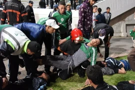Lực lượng cứu hộ Maroc chuyển nạn nhân bị thương trong một vụ đụng độ. (Ảnh: AFP/TTXVN)