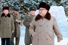 Nhà lãnh đạo Kim Jong-un (giữa) trong chuyến thăm một đơn vị quân đội ngày 25/11 vừa qua. (Ảnh: Yonhap/TTXVN)
