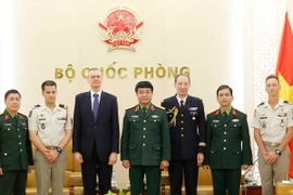 Thượng tướng Võ Văn Tuấn, Phó Tổng Tham mưu trưởng Quân đội Nhân dân Việt Nam với các đại biểu. (Ảnh: An Đăng/TTXVN)