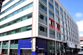 Một tòa nhà ở Wellington phải đóng cửa để kiểm tra sau trận động đất. (Ảnh: THX/TTXVN)