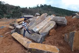 Hình ảnh hiện trường khai thác đá trái phép. Ảnh chụp chiều 2/11. (Nguồn: Hưng Thịnh-Ngọc Minh/Vietnam+)