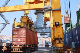 Bốc xếp container tại chi nhánh cảng Tân Vũ, Cảng Hải Phòng. (Ảnh: Lâm Khánh/TTXVN)