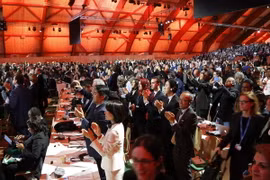 Các đại biểu hoan nghênh quyết định thông qua Thỏa thuận Paris 2015 về chống biến đổi khí hậu tại Le Bourget ngày 12/12 vừa qua. (Ảnh: AFP/TTXVN)