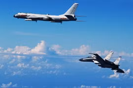 Máy bay chiến đấu Su-30 và máy bay ném bom H-6K của Không lực Trung Quốc tham gia một cuộc tập trận. (Ảnh: THX/TTXVN)
