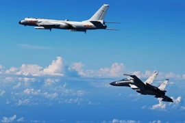 Máy bay chiến đấu Su-30 và máy bay ném bom H-6K của Không lực Trung Quốc tham gia một cuộc tập trận. (Ảnh: THX/TTXVN)