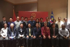 Đại sứ Việt Nam tại Malaysia Phạm Cao Phong chụp ảnh cùng các đại biểu tham dự buổi đối thoại. (Ảnh: Đại sứ quán Việt Nam tại Malaysia)