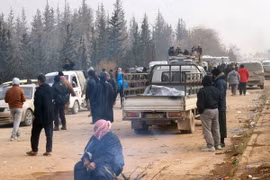 Người dân ở phía Đông Aleppo chờ sơ tán ngày 16/12. (Ảnh: AP/TTXVN)