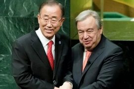 Tổng thư ký sắp mãn nhiệm Ban Ki-moon (trái) chúc mừng tân Tổng thư ký Antonio Guterres tại lễ tuyên thệ nhậm chức ở New York ngày 12/12. (Ảnh: EPA/TTXVN)