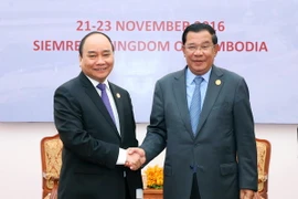 Thủ tướng Chính phủ Nguyễn Xuân Phúc hội đàm Thủ tướng Vương quốc Campuchia Samdech Hun Sen. (Ảnh: Thống Nhất/TTXVN)