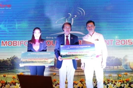 Đại diện MobiFone trao tiền từ thiện cho Quỹ bảo trợ trẻ em và Hội thể thao những người khuyết tật Việt Nam